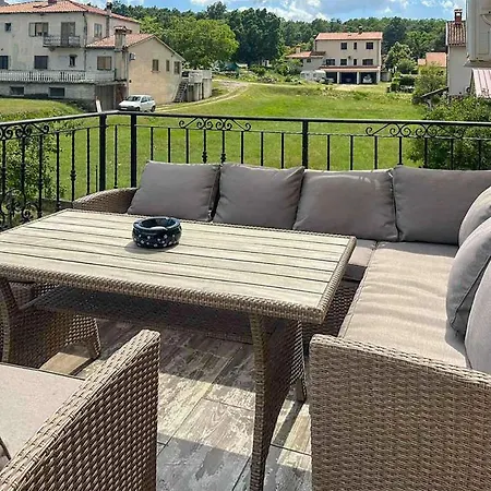 Apartman 2 Bedroom Cozy Apartment In Krsan Kršan