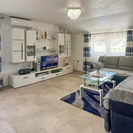 2 Bedroom Cozy Apartment In Krsan Kršan